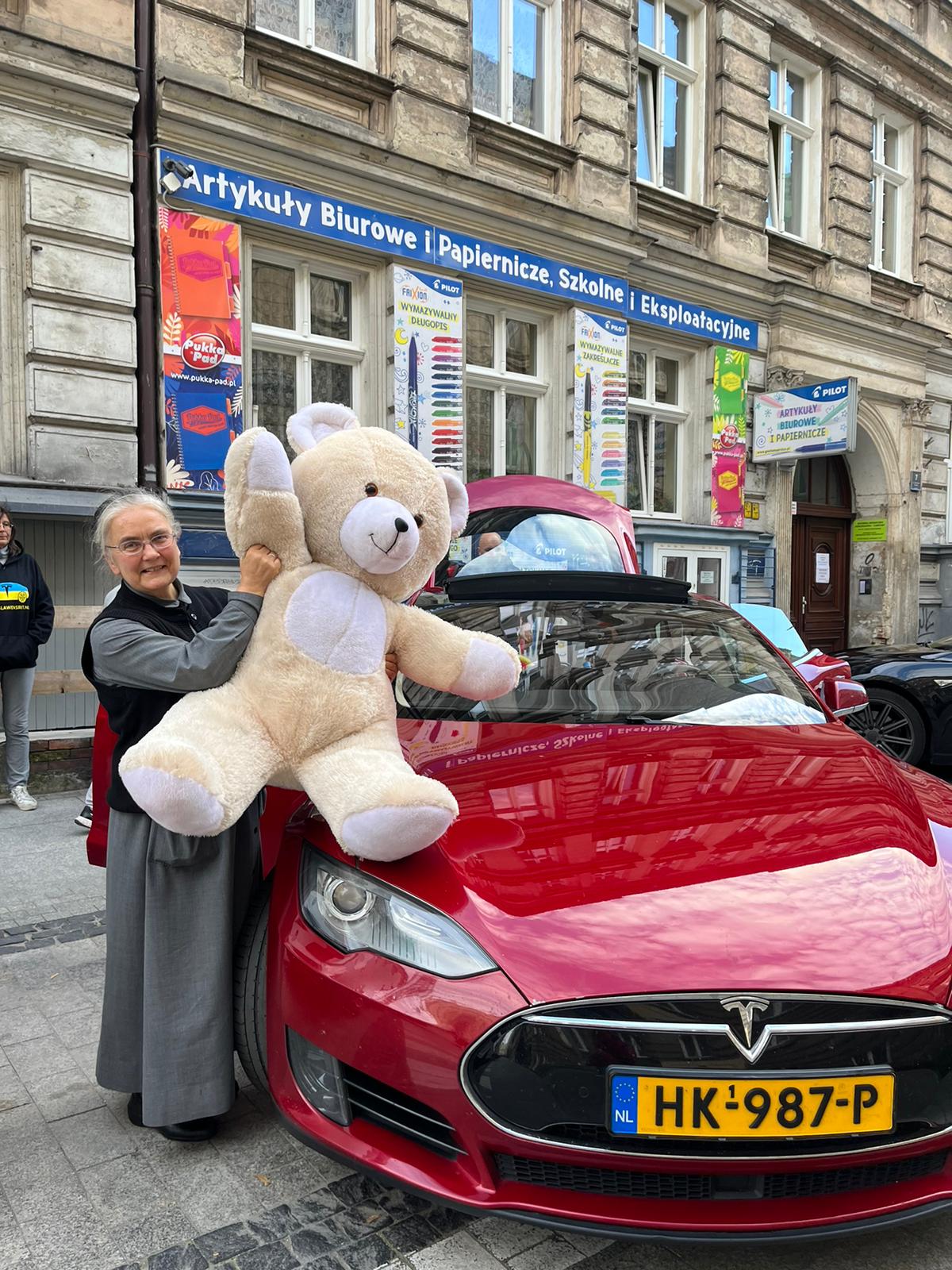 Featured image for “Tesla wensrit brengt cadeautjes en plezier naar (wees-)kinderen in Polen”